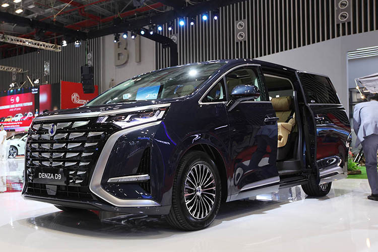 Mẫu xe cũng mới lần đầu xuất hiện là DENZA D9 được định vị ở phân khúc MPV hạng sang mang đến trải nghiệm vận hành sang trọng và tiện nghi vượt trội. Được thiết kế cho những khách hàng yêu cầu cao về không gian và sự thoải mái, DENZA D9 sở hữu nội thất rộng rãi với các vật liệu cao cấp cùng hệ thống ghế ngồi điều chỉnh đa hướng, tích hợp chức năng massage.