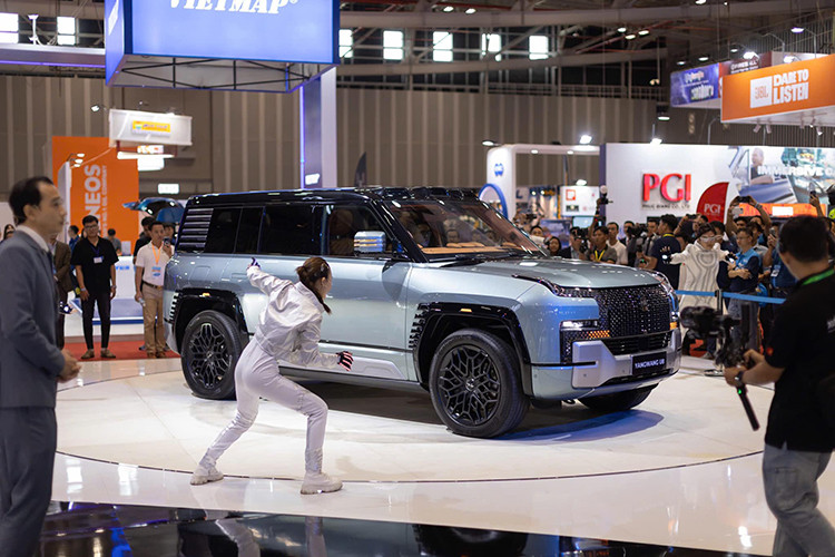 Không chỉ gây ấn tượng với dải sản phẩm đa dạng và công nghệ tiên tiến, BYD còn mang đến cho thị trường Việt Nam một tầm nhìn dài hạn về tương lai xanh và bền vững. Việt Nam, với dân số trẻ, nền kinh tế đang phát triển mạnh mẽ và nhu cầu cao về các phương tiện giao thông xanh là thị trường đầy tiềm năng cho việc phát triển xe năng lượng mới.