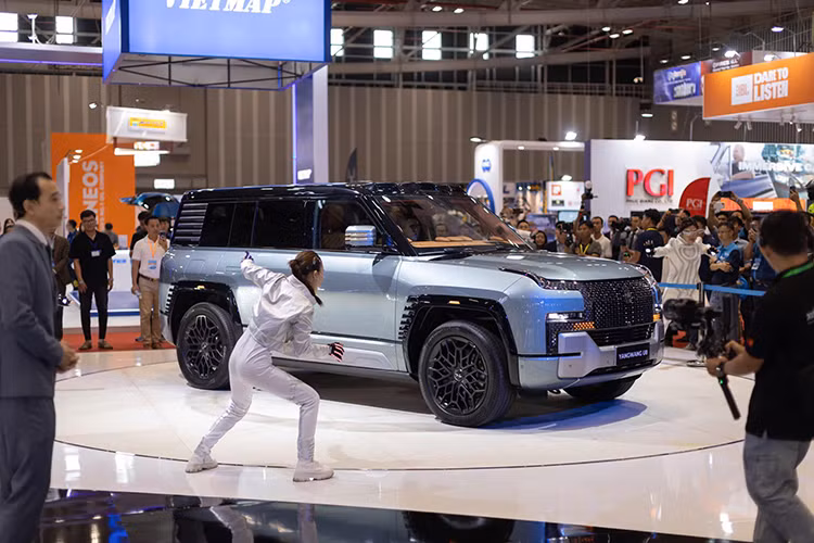 Không chỉ gây ấn tượng với dải sản phẩm đa dạng và công nghệ tiên tiến, BYD còn mang đến cho thị trường Việt Nam một tầm nhìn dài hạn về tương lai xanh và bền vững. Việt Nam, với dân số trẻ, nền kinh tế đang phát triển mạnh mẽ và nhu cầu cao về các phương tiện giao thông xanh là thị trường đầy tiềm năng cho việc phát triển xe năng lượng mới.