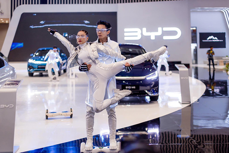 Chế độ khẩn cấp trên BYD Yangwang U8 2024 mới giúp cho người ngồi bên trong an toàn và xe cũng không lo bị nước tràn vào khoang lái, động cơ, gây hư hỏng. Công nghệ này được phát triển để cho phép khả năng nổi của xe Yangwang U8.