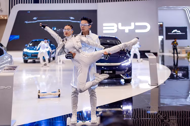 Chế độ khẩn cấp trên BYD Yangwang U8 2024 mới giúp cho người ngồi bên trong an toàn và xe cũng không lo bị nước tràn vào khoang lái, động cơ, gây hư hỏng. Công nghệ này được phát triển để cho phép khả năng nổi của xe Yangwang U8.