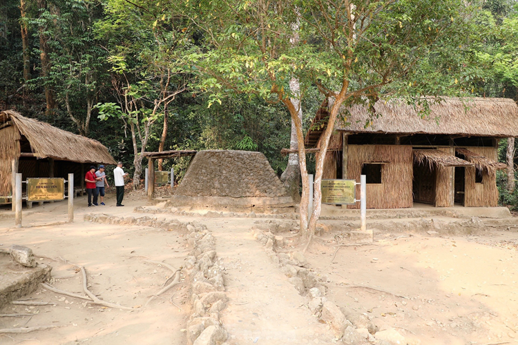 Những lán trại đơn sơ làm bằng tre nứa trong di tích Sở Chỉ huy Chiến dịch Điện Biên Phủ được bảo tồn tại di tích