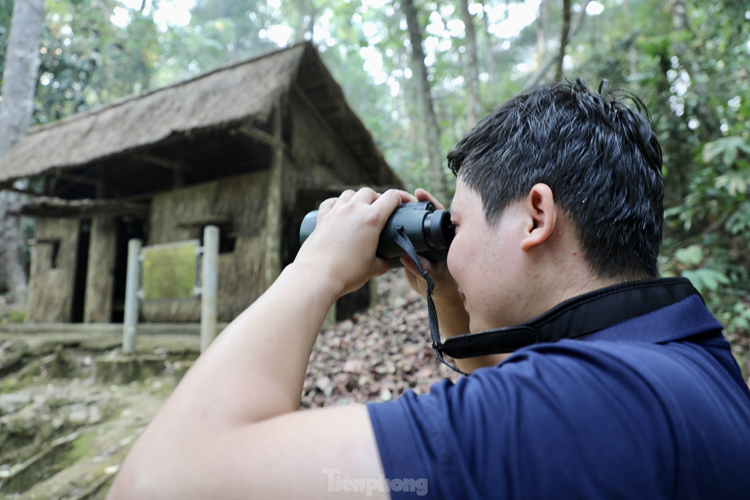 "Đây là lần đầu tiên tôi được tới đây. Tôi thấy rừng núi thiên nhiên nơi đây rất đẹp. Hơn hết, được chứng kiến tận mắt nơi ở, làm việc và nghe những câu chuyện lịch sử của ông cha ta ngày xưa, tôi cảm thấy rất xúc động và tự hào", anh Vũ Đình Ri (40 tuổi, Hà Nội, trong ảnh) chia sẻ.