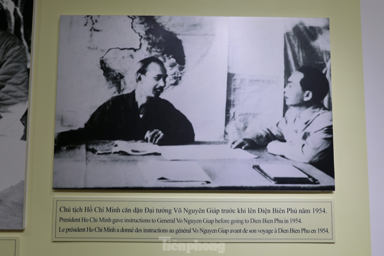 Hình ảnh Chủ tịch Hồ Chí Minh căn dặn Đại tướng Võ Nguyên Giáp trước khi lên Điện Biên Phủ năm 1954 được trưng bày tại di tích.