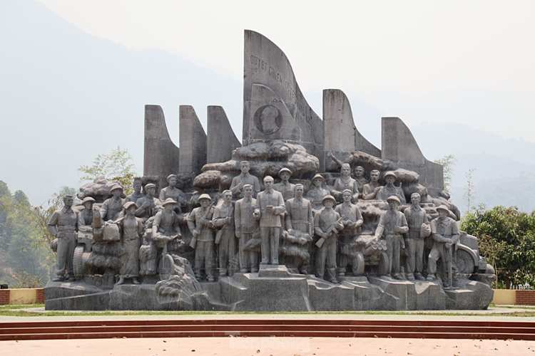 Tượng đài Chiến thắng Điện Biên Phủ tại xã Mường Phăng.