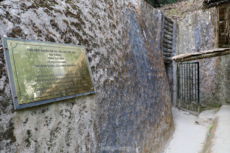 Bên cạnh nơi ở và làm việc của Đại tướng là căn hầm trú ẩn được đào xuyên qua lòng núi. Mỗi khi có máy bay hoặc chiến sự, Đại tướng sẽ xuống hầm để chỉ huy.