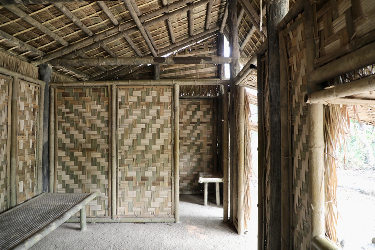 Hình ảnh bên trong lán làm việc của Ban Thông tin liên lạc Chiến dịch Điện Biên Phủ