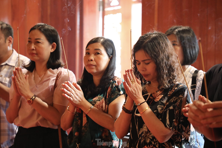 Người dân và du khách dâng hương tưởng nhớ Đại tướng Võ Nguyên Giáp - vị tướng của nhân dân.