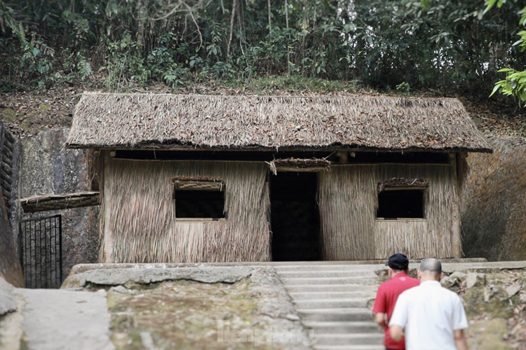 Nếu không được giới thiệu trước, ít ai có thể hình dung chiếc lán đơn sơ này chính là nơi Đại tướng, Tổng Tư lệnh Võ Nguyên Giáp từng ở và làm việc trong Sở Chỉ huy.