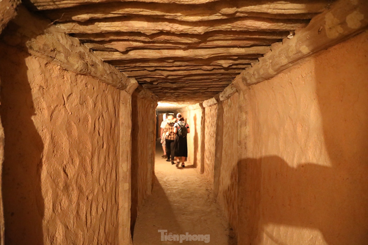 Đường hầm xuyên núi dài 69m, cao 1,70m, rộng từ 1m đến 3m. Từ lán của Đại tướng Võ Nguyên Giáp có thể thông sang lán của Tham mưu trưởng Hoàng Văn Thái và lán cố vấn quân sự Vi Quốc Thanh.