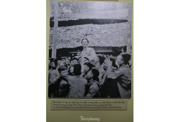 Đại tướng Võ Nguyên Giáp cùng các chiến sĩ trong niềm vui chiến thắng tại Điện Biên Phủ.