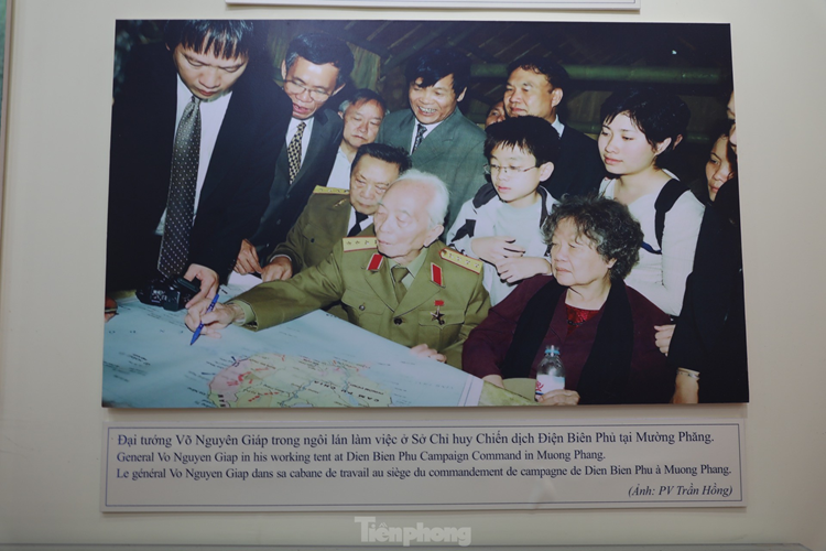 Ảnh tư liệu Đại tướng Võ Nguyên Giáp trong lần thăm lại lán làm việc tại Sở Chỉ huy Chiến dịch Điện Biên Phủ.