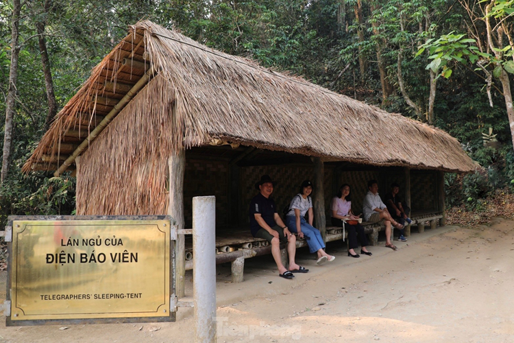 Từ Sở Chỉ huy này, đi lên điểm cao nhất, có thể quan sát toàn bộ thành phố Điện Biên Phủ, thung lũng Mường Thanh và các cứ điểm trước kia của quân Pháp như đồi Him Lam, đồi Độc Lập, đồi D1, đồi C1, đồi A1... 