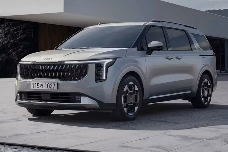 Theo Drive, Kia Australia xác nhận Carnival phiên bản hybrid sẽ có mặt tại các đại lý địa phương vào cuối năm nay. Trước đó, khách hàng Australia không thể mua mẫu xe này bởi Kia Carnival Hybrid 2024 mới chỉ được sản xuất với tay lái nằm bên trái.