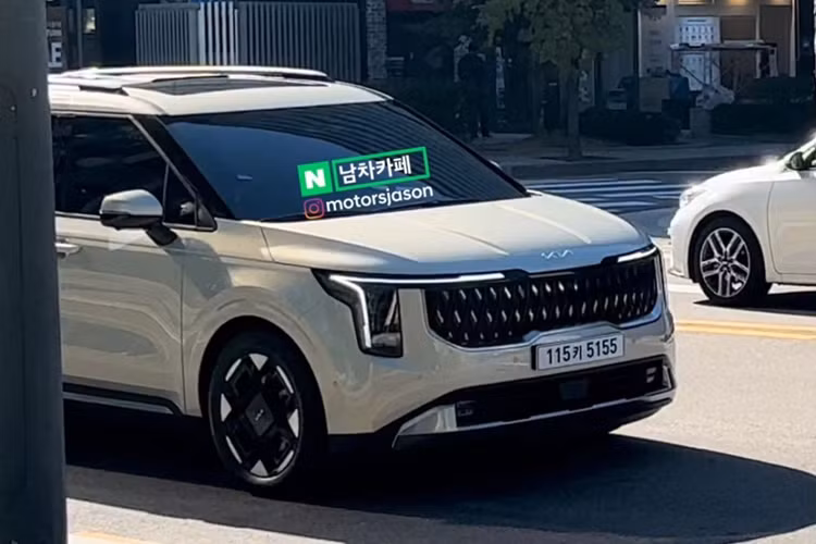 Theo tiết lộ từ vị này, tùy chọn động cơ hybrid sẽ chỉ xuất hiện trên Kia Carnival phiên bản Platinum, vốn đã có giá niêm yết 71.890 USD khi trang bị động cơ diesel. Theo Drive, giá bán của ôtô sử dụng động cơ hybrid có thể sẽ đắt hơn so với biến thể chạy xăng hoặc dầu.