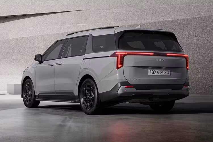 Tại Hàn Quốc, Kia Carnival phiên bản hybrid được trang bị động cơ xăng tăng áp dung tích 1.6L kết hợp cùng một động cơ điện, với duy nhất tùy chọn hệ dẫn động cầu trước. Trong khi đó, Kia Sorento phiên bản hybrid tại Hàn Quốc cho khách hàng lựa chọn giữa dẫn động cầu trước hoặc dẫn động 4 bánh.