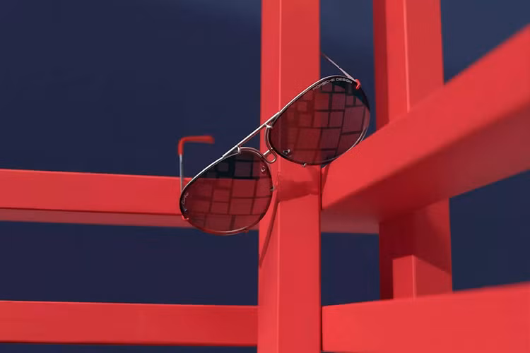 Trong số các mặt hàng đáng chú ý có một chiếc túi Heritage Weekender trị giá 490 euro (khoảng 13 triệu đồng) và một Collector’s Cup trị giá 32 euro (khoảng 900 nghìn đồng), cùng với nhiều loại áo phông và áo khoác khác nhau kết hợp giữa vải kẻ sọc mang tính biểu tượng với các yếu tố thiết kế hiện đại.