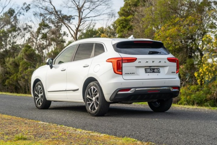 Kết hợp với động cơ trên là dẫn động cầu trước và hộp số tự động ly hợp kép 7 cấp. Thứ hai là máy xăng 1.5L tăng áp cho công suất 147 mã lực, mô-men xoắn 220 Nm, cũng dùng hộp số tương tự.