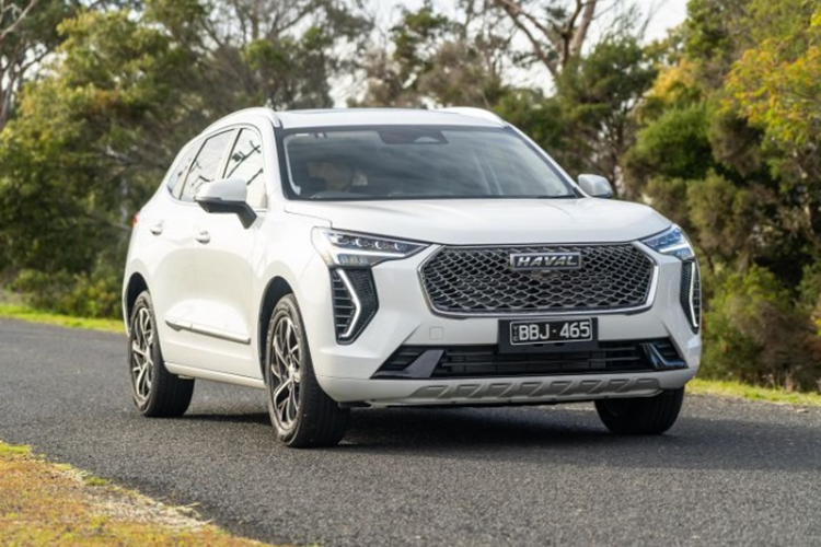 Mẫu xe SUV Haval Jolion sở hữu kích thước dài x rộng x cao lần lượt là 4.472 x 1.841 x 1.574 và chiều dài cơ sở 2.700 mm. Kích thước này có phần nhỉnh hơn so với các đối thủ cùng phân khúc. Haval Jolion 2023 mang dáng dấp thể thao, hiện đại. Đầu xe nổi bật với cụm lưới tản nhiệt cỡ lớn dạng "sao rơi" giống với “người anh em” Haval H6.