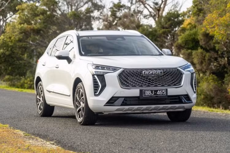 Mẫu xe SUV Haval Jolion sở hữu kích thước dài x rộng x cao lần lượt là 4.472 x 1.841 x 1.574 và chiều dài cơ sở 2.700 mm. Kích thước này có phần nhỉnh hơn so với các đối thủ cùng phân khúc. Haval Jolion 2023 mang dáng dấp thể thao, hiện đại. Đầu xe nổi bật với cụm lưới tản nhiệt cỡ lớn dạng "sao rơi" giống với “người anh em” Haval H6.