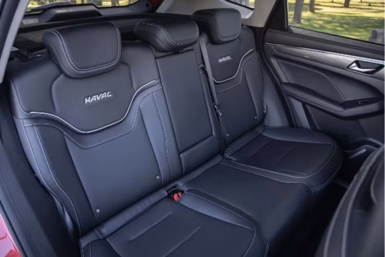 Chưa biết khi về Việt Nam xe sẽ có những trang bị an toàn nào. Tại thị trường Thái Lan, Jolion có gói an toàn ADAS tiên tiến bao gồm các tính năng: hỗ trợ giữ làn đường, phanh tự động khẩn cấp, cảnh báo điểm mù... cộng thêm camera 360 độ, cảm biến áp suất lốp, cảm biến va chạm trước sau và 6 túi khí.