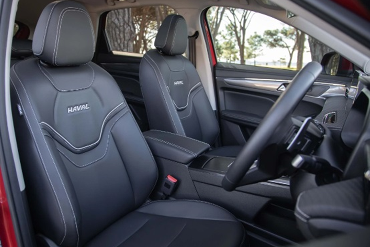 Xe sở hữu hàng loạt các tiện ích hiện đại như: vô lăng dạng 3 chấu tích hợp các phím chức năng; màn hình sau vô-lăng là điện tử có kích thước 7 inch; màn hình trung tâm 12,3 inch có kết nối Apple CarPlay/Android Auto; điều hoà 2 vùng độc lập có cửa gió sau; hệ thống âm thanh 6 loa; cần số dạng núm xoay; phanh đỗ điện tử có tự động giữ; cổng sạc USB; cửa sổ trời toàn cảnh…