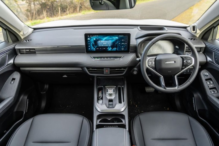 Bên cạnh đó, mẫu SUV cỡ B này còn sở hữu các trang bị cơ bản khác như: Cánh lướt gió, đèn báo phanh, ăng ten vây cá, cần gạt tự động phía sau. Về nội thất, bên trong khoang cabin của xe có khá nhiều chi tiết tương đồng với Haval H6.