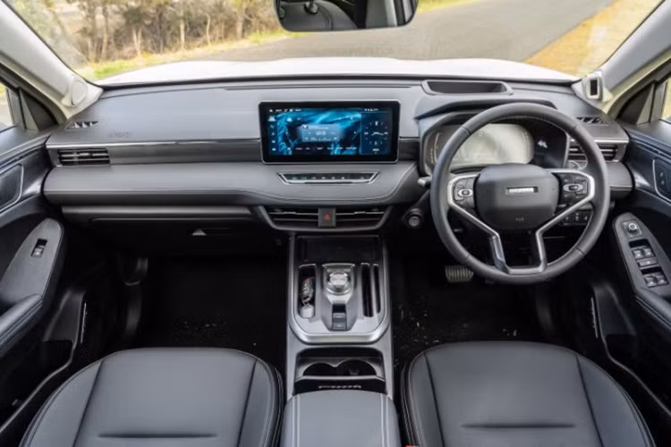 Bên cạnh đó, mẫu SUV cỡ B này còn sở hữu các trang bị cơ bản khác như: Cánh lướt gió, đèn báo phanh, ăng ten vây cá, cần gạt tự động phía sau. Về nội thất, bên trong khoang cabin của xe có khá nhiều chi tiết tương đồng với Haval H6.