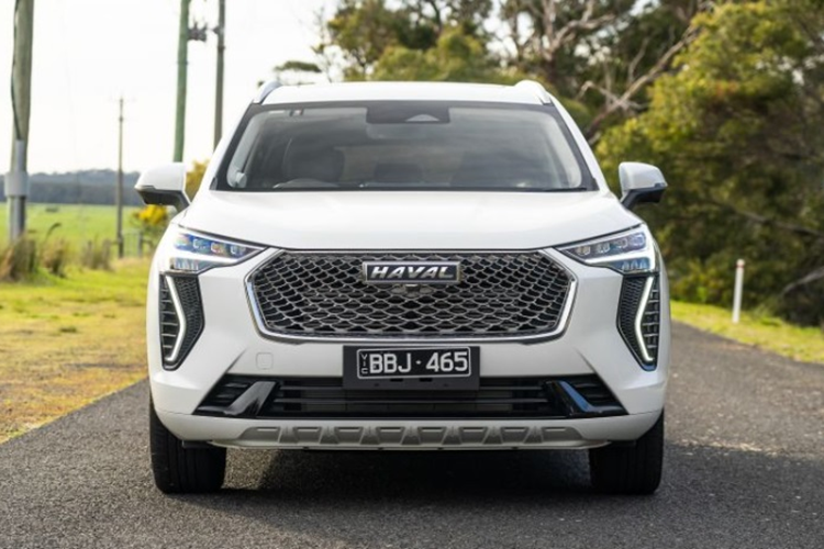 Mở rộng về hai phía của lưới tản nhiệt là cụm đèn pha LED lớn có 3 bóng chiếu sáng hình vuông liền kề nhau, đi cùng với đó là dải đèn định vị ban ngày thanh mảnh được thiết kế giống hình số 7 khá bắt mắt. Phía đuôi xe là cụm đèn hậu LED có thiết kế tương tự như đầu xe, đi cùng cản sau được mạ crom sáng bóng.