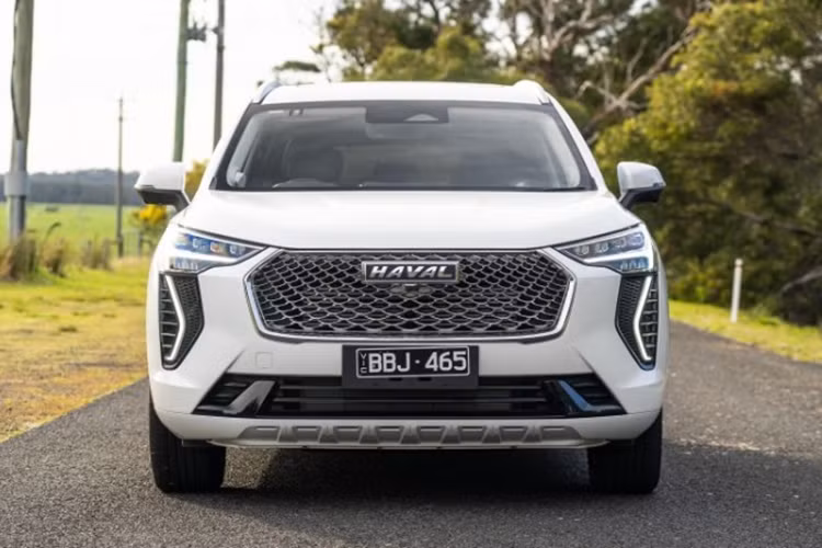 Mở rộng về hai phía của lưới tản nhiệt là cụm đèn pha LED lớn có 3 bóng chiếu sáng hình vuông liền kề nhau, đi cùng với đó là dải đèn định vị ban ngày thanh mảnh được thiết kế giống hình số 7 khá bắt mắt. Phía đuôi xe là cụm đèn hậu LED có thiết kế tương tự như đầu xe, đi cùng cản sau được mạ crom sáng bóng.