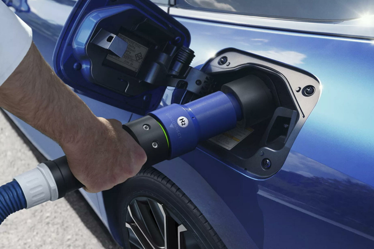 Ngoài ra, bản này có một gói công nghệ tiên tiến tùy chọn, bổ sung thêm màn hình quan sát toàn cảnh, hỗ trợ đỗ xe trước và sau với phanh tự động và khả năng tương thích với chìa khóa kỹ thuật số.