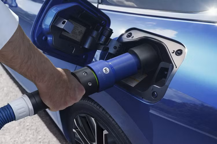 Ngoài ra, bản này có một gói công nghệ tiên tiến tùy chọn, bổ sung thêm màn hình quan sát toàn cảnh, hỗ trợ đỗ xe trước và sau với phanh tự động và khả năng tương thích với chìa khóa kỹ thuật số.