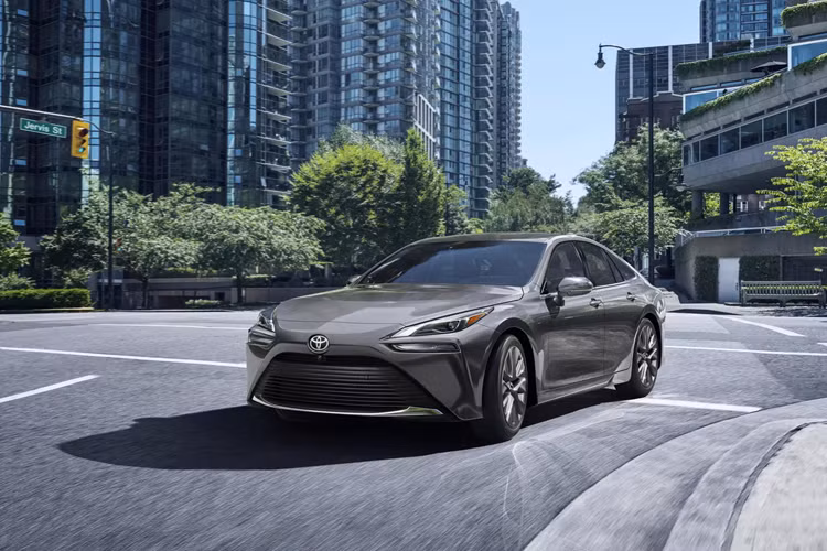 Tại thị trường Mỹ, giá xe Toyota Mirai 2024 được bán ra với 2 cấu hình là XLE và Limited khởi điểm từ 51.215 USD (khoảng 1,26 tỷ đồng), tăng nhẹ 690 USD (khoảng 17 triệu đồng) so với bản năm ngoái.