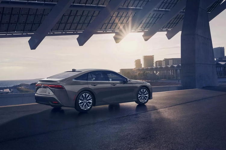 Toyota Mirai 2024 vẫn vận hành bằng mô-tơ điện 182 mã lực truyền sức kéo đến bánh sau, được cung cấp năng lượng bởi 3 bình chứa nhiên liệu hydro, 1 pin nhiên liệu và pin lithium-ion 1,24 kWh. Xe từng lập kỷ lục thế giới vào năm 2021 khi đi được quãng đường 1.360 km với một bình nhiên liệu đầy chứa 5,65 kg hydro.