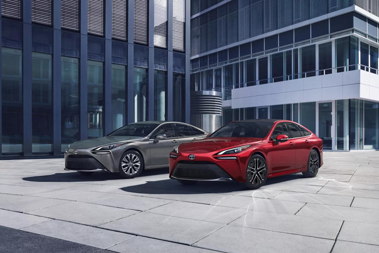 Ngoài ra cũng có thêm hệ thống kiểm soát hành trình thích ứng, đèn pha tự động, hỗ trợ biển báo đường bộ và cảnh báo điểm mù. Bên cạnh hệ thống hỗ trợ lái xe trên, Mirai bán ra tại thị trường Nhật sẽ tiếp tục duy trì hệ thống lái bán tự động có tên Teammate.