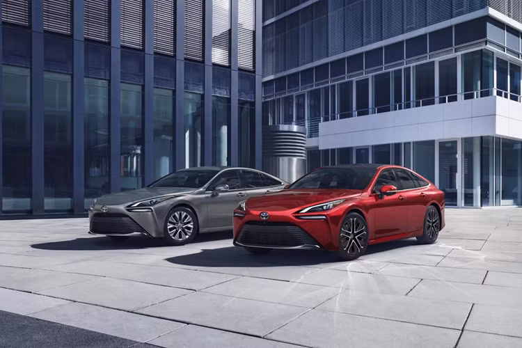 Ngoài ra cũng có thêm hệ thống kiểm soát hành trình thích ứng, đèn pha tự động, hỗ trợ biển báo đường bộ và cảnh báo điểm mù. Bên cạnh hệ thống hỗ trợ lái xe trên, Mirai bán ra tại thị trường Nhật sẽ tiếp tục duy trì hệ thống lái bán tự động có tên Teammate.