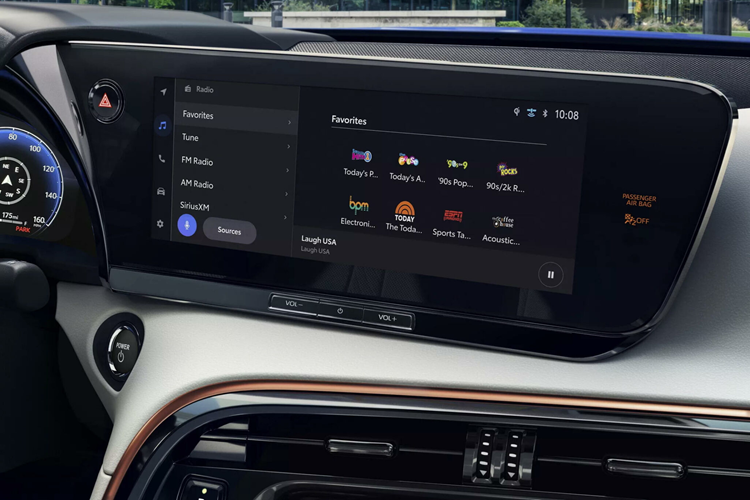 XLE đi kèm với nhiều tiện nghi như ghế ngồi tích hợp tính năng sưởi ấm, ghế lái điều chỉnh 8 hướng, hệ thống điều hòa hai vùng, đèn pha LED tự động cân bằng, hệ thống âm thanh JBL Premium, sạc không dây và nhiều tính năng khác.