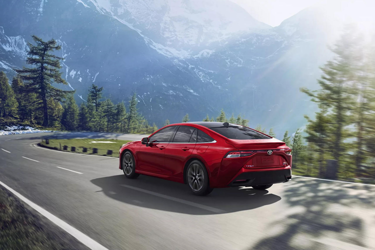 Ngoài tất cả các tính năng của XLE, phiên bản Limited còn có hệ thống sưởi và thông gió cho hàng ghế sau, điều hòa không khí ba vùng, đèn nền nội thất, cửa sổ trời toàn cảnh và hệ thống kiểm soát đỗ xe tiên tiến. Không có thay đổi nào về năng lực của hệ thống truyền động.