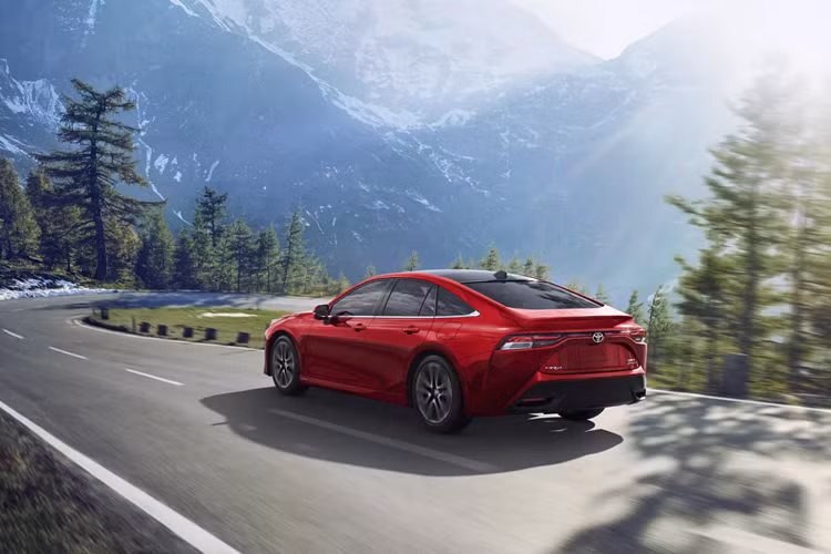 Ngoài tất cả các tính năng của XLE, phiên bản Limited còn có hệ thống sưởi và thông gió cho hàng ghế sau, điều hòa không khí ba vùng, đèn nền nội thất, cửa sổ trời toàn cảnh và hệ thống kiểm soát đỗ xe tiên tiến. Không có thay đổi nào về năng lực của hệ thống truyền động.