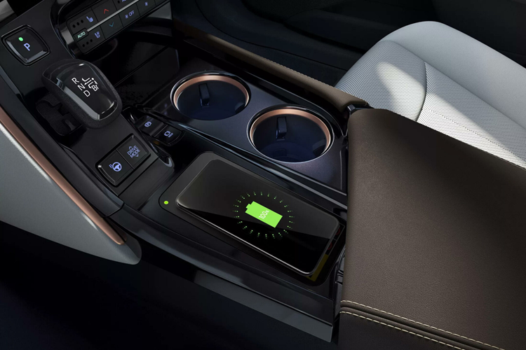 Màu sơn ngoại thất Elemental Silver hiện đã có sẵn, cùng với huy hiệu vòng tròn màu xanh Beyond Zero mới của Toyota, logo dùng để nhận biết các mẫu xe điện và xe hybrid của hãng.