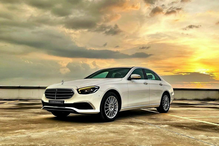 Thương hiệu Đức cũng đã bác bỏ tin đồn về việc công ty hủy bỏ việc phát triển nền tảng cho EQS thế hệ tiếp theo. Ngoài ra, hãng cũng vẫn sẽ tiếp tục kế hoạch xây dựng 8 nhà máy pin xe điện trên toàn cầu. Tuy nhiên, thời gian hoàn thành đại dự án này sẽ kéo dài hơn một chút so với dự kiến ban đầu.