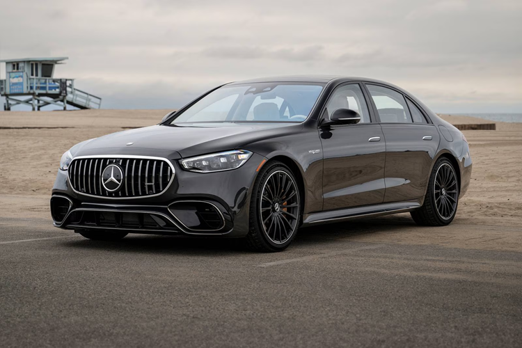 Ola Kallenius cho biết thêm Mercedes-Benz sẽ chi ra khoản tiền lên tới 14 tỷ Euro (khoảng 381,6 nghìn tỷ đồng) cho phân nhánh xe du lịch. Toàn bộ số tiền này được phân bổ ra ba nhánh, bao gồm "công nghệ động cơ đốt trong", "điện hóa" và "kỹ thuật số hóa".