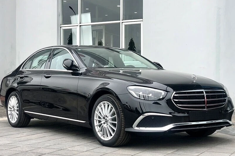 Có thời điểm, công ty thậm chí còn cho biết sẽ chuyển đổi hoàn toàn sang xe điện vào năm 2030 ở một số quốc gia “nơi điều kiện thị trường cho phép”. Sau khi nhận thấy nhu cầu về xe điện không được như kỳ vọng, Mercedes-Benz không còn cách nào khác là phải điều chỉnh lại mục tiêu của mình.