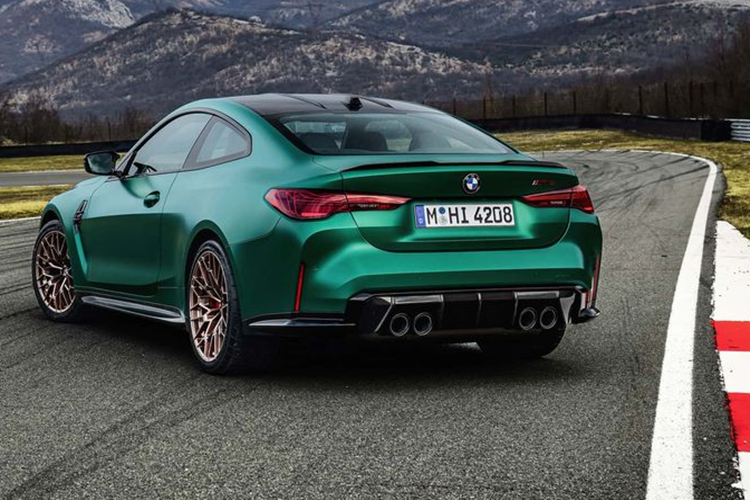 Logo CS được trang trí trên ghế ngồi, bảng điều khiển trung tâm, bệ cửa, trên cốp xe và lưới tản nhiệt. Mức giá xe BMW M4 CS 2025 khởi điểm là 124.675 USD (tương đương 3,2 tỷ đồng). Xe sẽ được bắt đầu sản xuất vào tháng 7 và giao hàng vào cuối năm nay.