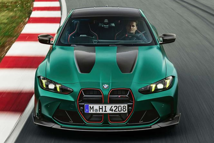 Đi kèm với đó là hộp số M Steptronic 8 cấp với tính năng Drive Logic và hệ dẫn động bốn bánh M xDrive. BMW cho biết mẫu coupe thể thao này có khả năng tăng tốc từ 0-100km/h trong vòng 3,4 giây, trước khi đạt vẫn tốc đa là 302 km/h.