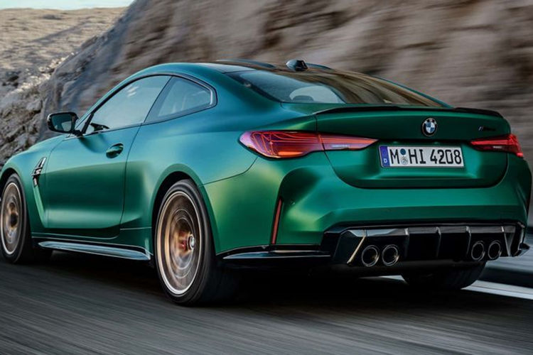 Mâm xe hợp kim BMW M với 2 màu đen hoặc vàng, kích thước 19 inch ở phía trước và 20 inch ở phía sau. Nội thất của chiếc xe có màu đen đặc biệt với đường viền màu đỏ, bọc da Alcantara. Trong khi đó, ngoại thất xe có 2 tùy chọn màu sơn xanh Riviera hoặc xanh Frozen Isle of Man.