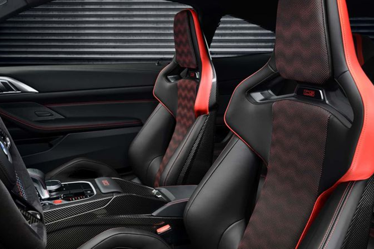 BMW cho biết M4 CS mới nhẹ hơn khoảng 20kg so với biến thể M4 Competition xDrive nhờ vào việc sử dụng vật liệu nhựa gia cố carbon (CFRP) ở hàng loạt chi tiết như mui xe, cản trước và bộ khuếch tán phía sau.