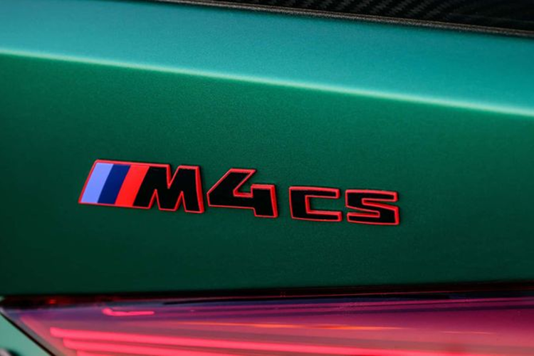 Khoang nội thất của mẫu xe này cũng được cắt giảm tối đa trọng lượng nhờ vào việc trang bị tiêu chuẩn ghế M carbon và nhiều chi tiết như bảng điều khiển trung tâm và cần số làm từ vật liệu nhẹ. Ngoài ra, hệ thống ống xả của M4 CS mới cũng nhẹ hơn thế hệ trước khoảng 3,6 kg.