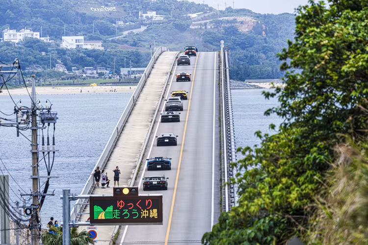 Ngày đầu tiên của chuyến tham quan, đoàn xe đã đi trên một chặng đường cho phép chủ sở hữu tận hưởng miền nam Okinawa, bắt đầu từ Khách sạn với các điểm dừng tại Uminoeki Ayahashikan ở Thành phố Uruma và “CAVE CAFE” nằm trong một hang động đá vôi , một địa điểm cực kỳ hiếm có cho một quán cà phê ở Nhật Bản và kết thúc bằng chuyến lái xe qua Cầu Nirai Kanai ở Thành phố Nanjo ở phía nam Okinawa, nơi có tầm nhìn ra biển xanh trải dài ấn tượng.