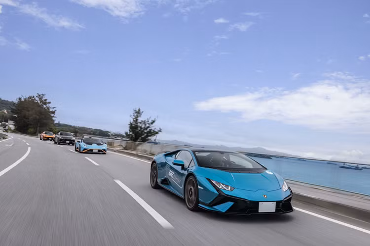 Năm nay, hơn 20 chiếc Lamborghini đã tập trung tại Okinawa với nhiều mẫu Lamborghini đa dạng như Huracan Sterrato, Urus Performanceante, siêu phẩm phiên bản giới hạn Countach LPI 800-4 và Huracan STO. Trong suốt hành trình, hơn 20 chiếc Lamborghini đã di chuyển tổng quãng đường khoảng 300km.